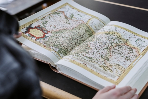 B-roll Day one - Maps in the library